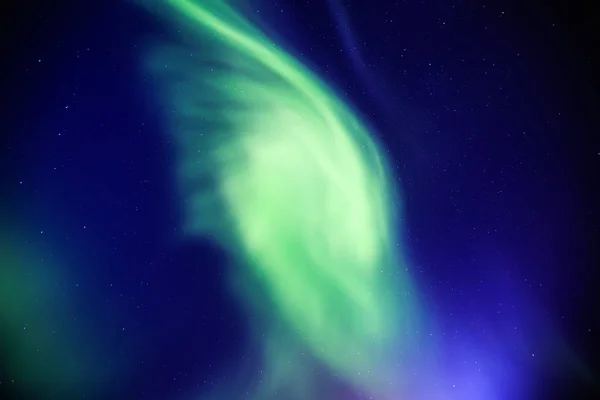 Büyük renkli yeşil güzel resim canlı Aurora Borealis, Aurora Polaris, Ayrıca biliyorum Kuzey ışıkları gece gökyüzünde olarak Norveç, Scandinavia — Stok fotoğraf