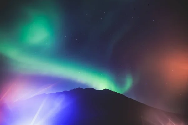 대규모 다 색된 녹색의 아름 다운 그림 활기찬 오로라 보 리 얼 리스, 오로라 폴라리스, 또한 알고 밤하늘에 오로라로 노르웨이, 스 칸디 나 비아에 — 스톡 사진