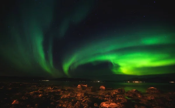Красивая картина массивной разноцветной зеленой яркой Aurora Borealis, Aurora Polaris, также известной как Северное сияние в ночном небе над Норвегией, Скандинавия — стоковое фото