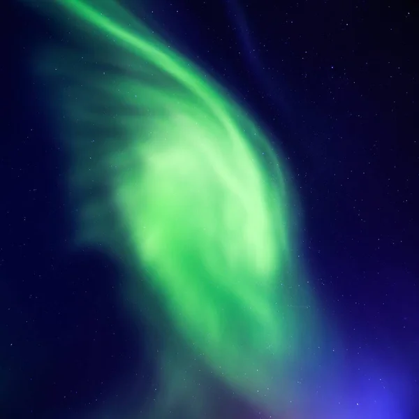 Hermosa imagen de la masiva multicolor verde vibrante Aurora Boreal, Aurora Polaris, también conocida como auroras boreales en el cielo nocturno sobre Noruega, Escandinavia — Foto de Stock