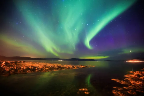 Büyük renkli yeşil güzel resim canlı Aurora Borealis, Aurora Polaris, Ayrıca biliyorum Kuzey ışıkları gece gökyüzünde olarak Norveç, Scandinavia — Stok fotoğraf