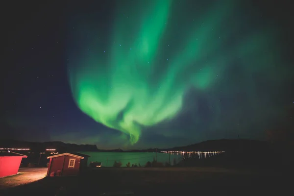Schönes Bild von massiven bunten grünen lebendigen Polarlichtern, Polarlichtern, auch bekannt als Nordlichter am Nachthimmel über Norwegen, Skandinavien — Stockfoto
