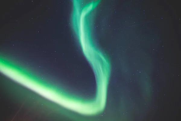 Szép képet a hatalmas tarka zöld élénk Aurora Borealis, Aurora Polaris, is ismert északi fény az éjszakai égen át Norvégia, Scandinavia — Stock Fotó