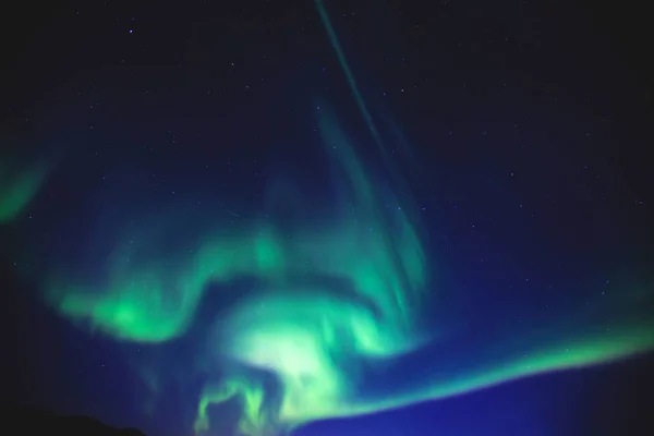 Красивая картина массивной разноцветной зеленой яркой Aurora Borealis, Aurora Polaris, также известной как Северное сияние в ночном небе над Норвегией, Скандинавия — стоковое фото