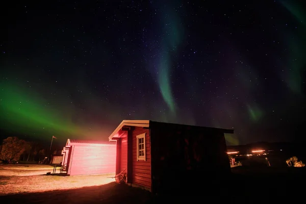 Гарну картинку масивні різнокольорові зелений яскраві Полярне сяйво, Аврора полярної зірки, також відомий як Північне сяйво в нічне небо над Норвегією, Скандинавії — стокове фото
