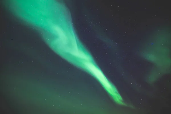 Szép képet a hatalmas tarka zöld élénk Aurora Borealis, Aurora Polaris, is ismert északi fény az éjszakai égen át Norvégia, Scandinavia — Stock Fotó