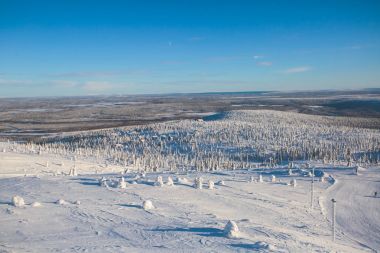 Güzel bir Kayak Merkezi, güneşli kış günü yamaç, Bakırlı ve teleferik ile soğuk dağ manzarası 