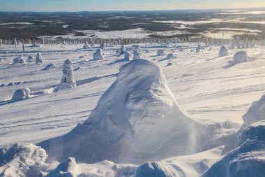 Güzel bir Kayak Merkezi, güneşli kış günü yamaç, Bakırlı ve teleferik ile soğuk dağ manzarası 