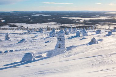 Güzel bir Kayak Merkezi, güneşli kış günü yamaç, Bakırlı ve teleferik ile soğuk dağ manzarası 