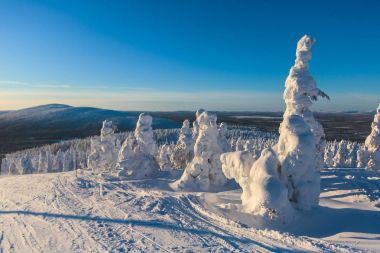 Güzel bir Kayak Merkezi, güneşli kış günü yamaç, Bakırlı ve teleferik ile soğuk dağ manzarası 