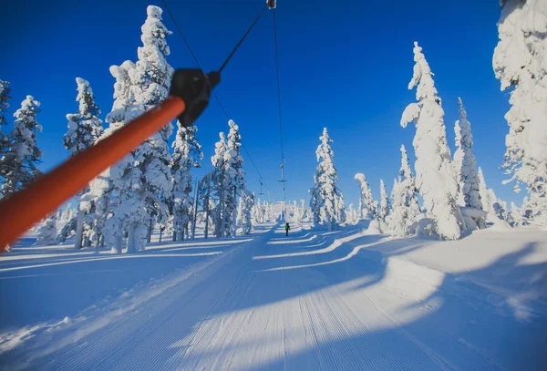 Schöne kalte Bergsicht auf Skigebiet, sonniger Wintertag mit Piste, Piste und Skilift — Stockfoto