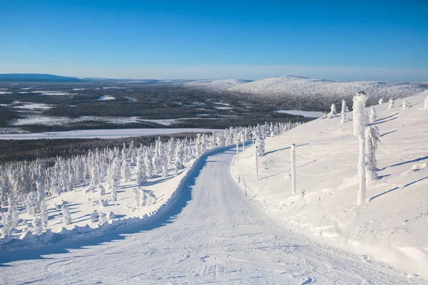 Hermosa vista fría de la montaña de la estación de esquí, día de invierno soleado con pendiente, pista y telesilla — Foto de Stock