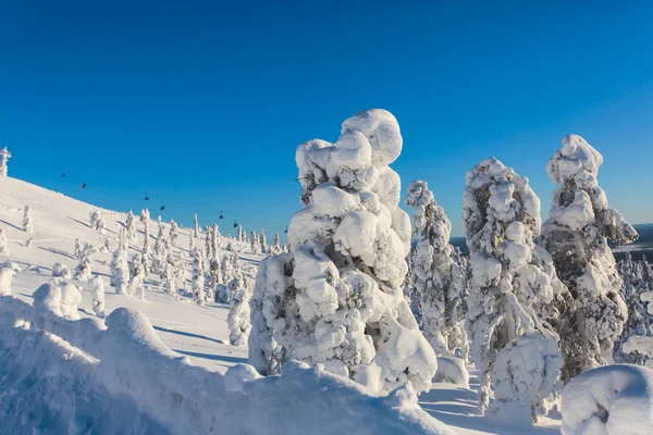 Krásné cold mountain pohled na lyžařské středisko, slunný zimní den s svahu, sjezdovka a lyžařský vlek — Stock fotografie