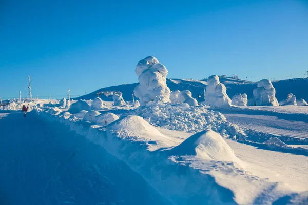 Piękny widok na góry zimno ski resort, słoneczny zimowy dzień z nachylenia, stoku i wyciągu narciarskiego — Zdjęcie stockowe