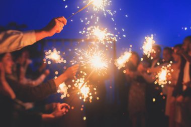 Maytap doğum günü kutlaması sırasında ellerinde mutlu gençlerle bir kalabalık