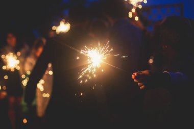 Maytap doğum günü kutlaması sırasında ellerinde mutlu gençlerle bir kalabalık