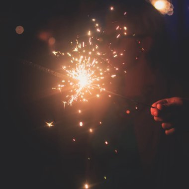 Maytap doğum günü kutlaması sırasında ellerinde mutlu gençlerle bir kalabalık