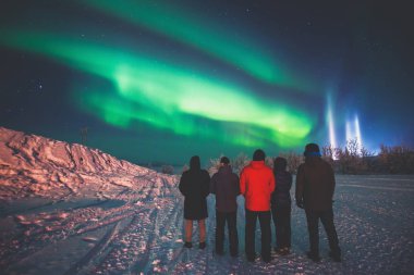 Aynı zamanda kış Lapland peyzaj, Norveç, Iskandinavya üzerinde gece gökyüzünde kuzey ışıkları olarak bilinen Massive renkli yeşil canlı Aurora Borealis güzel resim, 