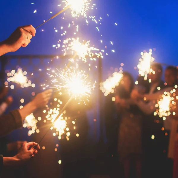 Uma Multidão Jovens Felizes Com Sparklers Suas Mãos Durante Celebração — Fotografia de Stock