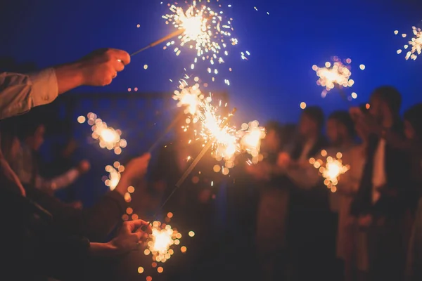 Uma Multidão Jovens Felizes Com Sparklers Suas Mãos Durante Celebração — Fotografia de Stock