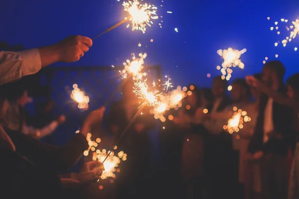 Uma Multidão Jovens Felizes Com Sparklers Suas Mãos Durante Celebração — Fotografia de Stock