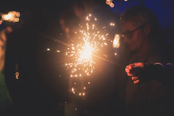 Uma Multidão Jovens Felizes Com Sparklers Suas Mãos Durante Celebração — Fotografia de Stock