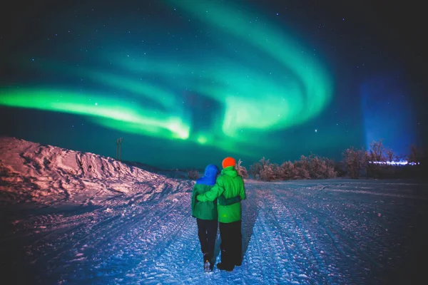 Imagem bonita de maciça multicolorido verde vibrante Aurora Borealis, também conhecido como Northern Lights no céu noturno durante o inverno paisagem Lapônia, Noruega, Escandinávia — Fotografia de Stock