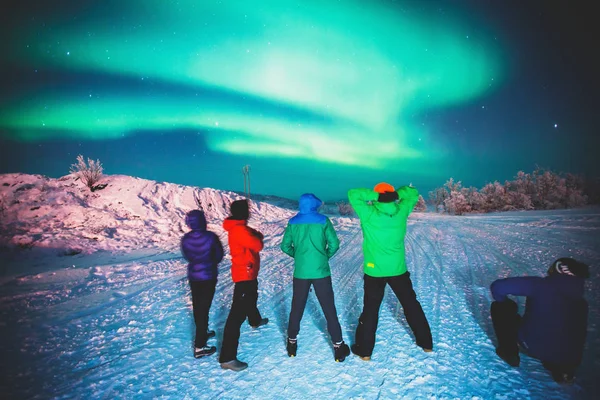 Aynı zamanda kış Lapland peyzaj, Norveç, Iskandinavya üzerinde gece gökyüzünde kuzey ışıkları olarak bilinen Massive renkli yeşil canlı Aurora Borealis güzel resim, — Stok fotoğraf