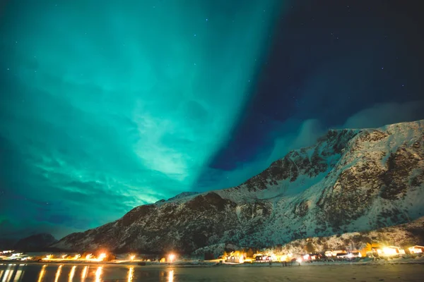 Gyönyörű kép masszív, sokszínű, zöld élénk Aurora Borealis, Aurora Polaris, is tudja, az északi fények az éjszakai égbolt over Norvégia, Lofoten-szigetek — Stock Fotó