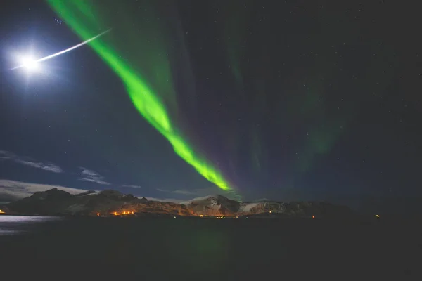 Piękny obraz ogromnej wielokolorowe zielone żywe Aurora Borealis, Aurora Polaris, również wiedzieć, jak Zorza polarna na nocnym niebie nad Norwegią, Lofoty Islands — Zdjęcie stockowe