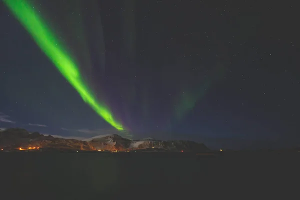 Belle image de massif vert multicolore vibrant Aurora Borealis, Aurora Polaris, également connu sous le nom aurores boréales dans le ciel nocturne au-dessus de la Norvège, Îles Lofoten — Photo