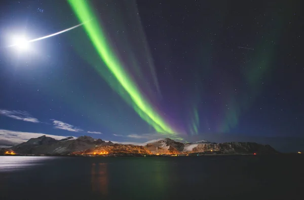 Красивая картина массивной разноцветной зеленой яркой Aurora Borealis, Aurora Polaris, также известной как Северное сияние в ночном небе над Норвегией, Лофотенские острова — стоковое фото