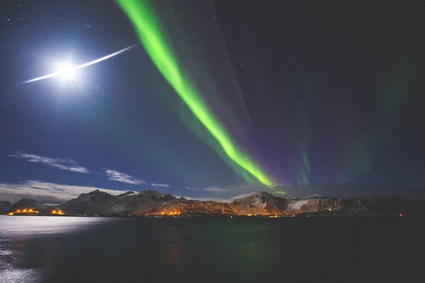 Mooie foto van Massive veelkleurige groene levendige Aurora Borealis, Aurora Polaris, ook bekend als Northern Lights in de nachtelijke hemel over Noorwegen, Lofoten eilanden — Stockfoto
