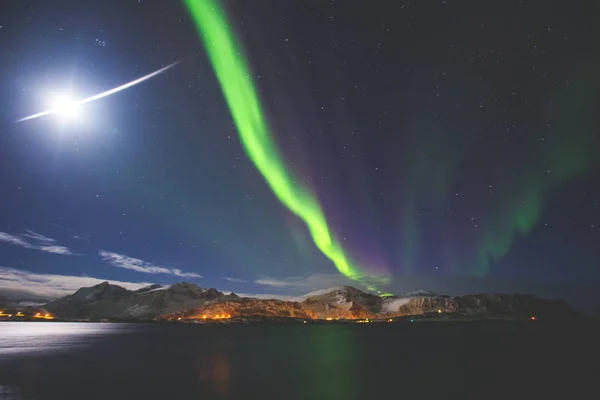 Gyönyörű kép masszív, sokszínű, zöld élénk Aurora Borealis, Aurora Polaris, is tudja, az északi fények az éjszakai égbolt over Norvégia, Lofoten-szigetek — Stock Fotó