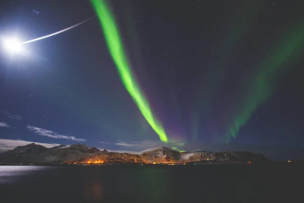 Mooie foto van Massive veelkleurige groene levendige Aurora Borealis, Aurora Polaris, ook bekend als Northern Lights in de nachtelijke hemel over Noorwegen, Lofoten eilanden — Stockfoto