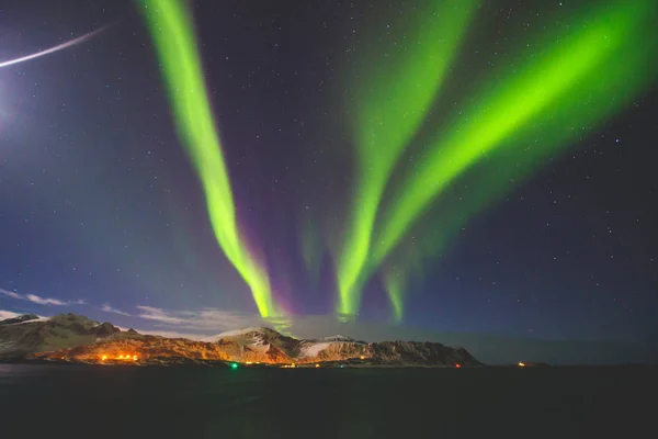 Schönes Bild von massiven bunten grünen lebendigen Polarlichtern, Polarlichtern, auch bekannt als Nordlichter am Nachthimmel über Norwegen, erhabenen Inseln — Stockfoto