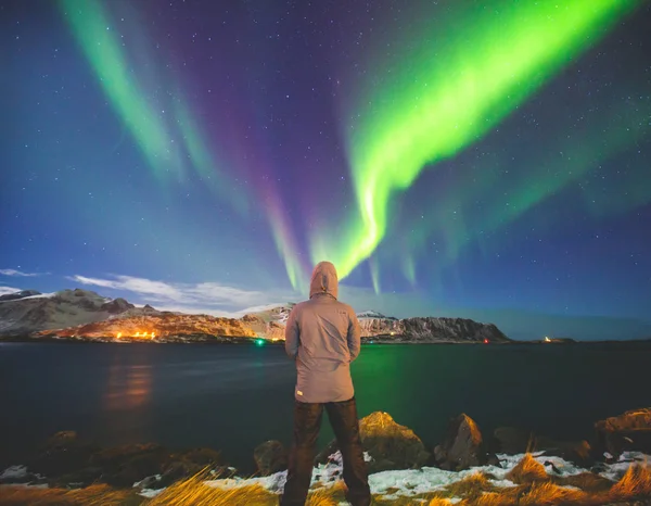 Gyönyörű kép masszív, sokszínű, zöld élénk Aurora Borealis, Aurora Polaris, is tudja, az északi fények az éjszakai égbolt over Norvégia, Lofoten-szigetek — Stock Fotó