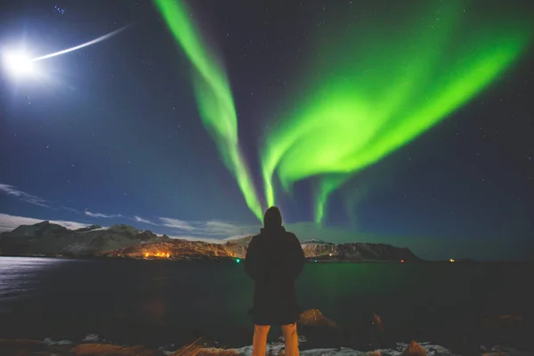 Schönes Bild von massiven bunten grünen lebendigen Polarlichtern, Polarlichtern, auch bekannt als Nordlichter am Nachthimmel über Norwegen, erhabenen Inseln — Stockfoto