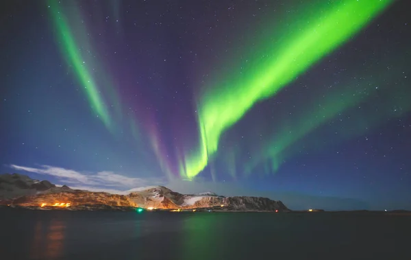 Красивая картина массивной разноцветной зеленой яркой Aurora Borealis, Aurora Polaris, также известной как Северное сияние в ночном небе над Норвегией, Лофотенские острова — стоковое фото