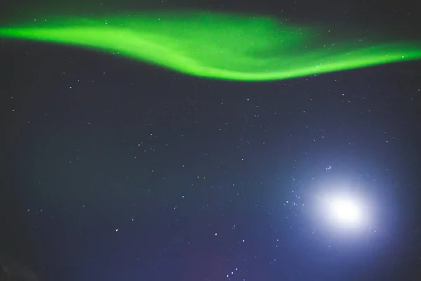 Nádherný obrázek masivní pestrobarevné zelené pulzující záře Aurora Borealis, Aurora Polaris, také znám jako severní světla na noční obloze nad Norskem, Lofotenské ostrovy — Stock fotografie