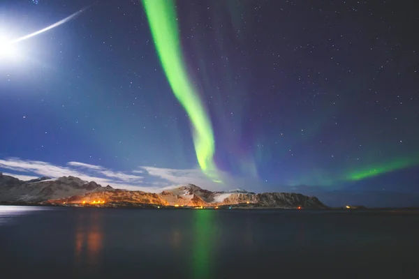 Красива картина масивної різнокольорових зелених яскраві Аврора півночі, Аврора Полярна зірка, також відомий як Північне сяйво в нічному небі над Норвегією, Лофотенских островів — стокове фото
