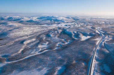 Abisko Milli Parkı, Kiruna Belediyesi, Lapland Norrbotten County, İsveç, hava güneşli kış görünümünü dron, yol ve dağ üzerinden vurdu