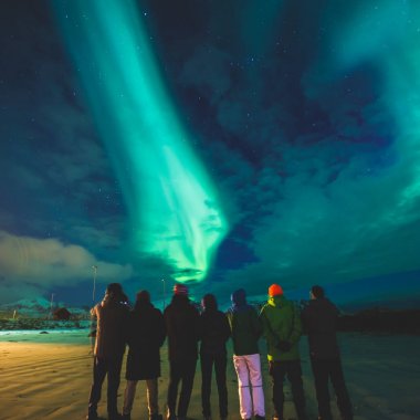 Büyük renkli yeşil güzel resim canlı Aurora Borealis, Aurora Polaris, Ayrıca biliyorum Kuzey ışıkları gece gökyüzünde olarak Norveç, Lofoten Adası