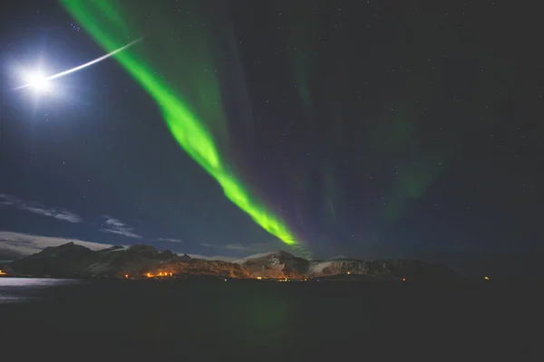 大規模な色とりどりの緑の美しい画像鮮やかなオーロラは オーロラ ポラリスも知っている夜空のオーロラとしてノルウェー ロフォーテン諸島の島 — ストック写真