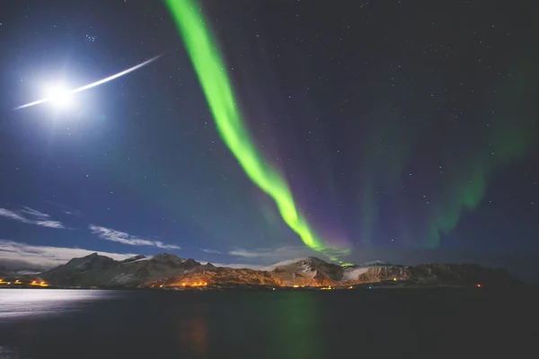 美丽的图片 巨大的多彩多姿的绿色活力极光 极光北极星 也知道北极光在夜空上空挪威 罗弗敦岛 — 图库照片