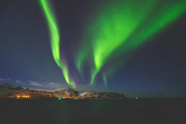 대규모 빛깔된 녹색의 사진을 역동적인 오로라 오로라 폴라리스 밤하늘에 오로라로 — 스톡 사진