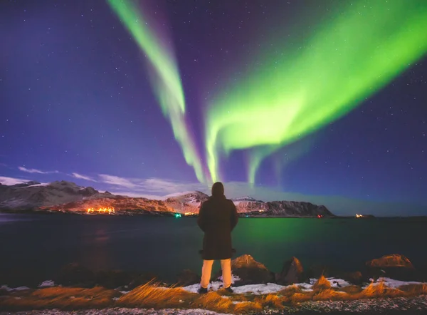 Schönes Bild Von Massiven Bunten Grünen Lebendigen Polarlichtern Polarlichtern Auch — Stockfoto