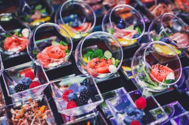 Güzel dekore edilmiş yemek masası farklı atıştırmalıklar ve aperatiflerle kurumsal noel partisi, düğün kutlaması, farklı vejetaryen aperatifler. 