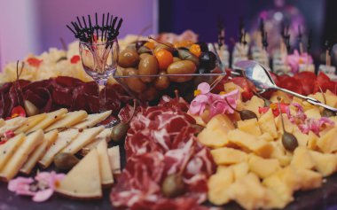 Güzel dekore edilmiş yemek masası farklı atıştırmalıklar ve aperatiflerle kurumsal noel partisi, düğün kutlaması, farklı vejetaryen aperatifler. 