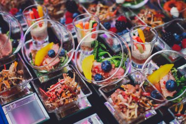 Güzel dekore edilmiş yemek masası farklı atıştırmalıklar ve aperatiflerle kurumsal noel partisi, düğün kutlaması, farklı vejetaryen aperatifler. 